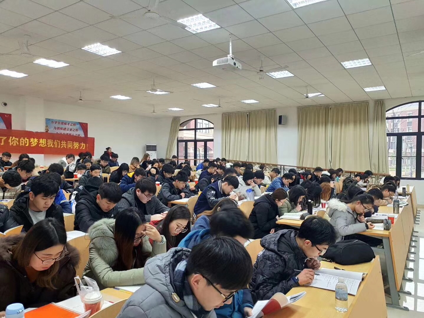 考研学生群体受益匪浅,其积极向上的学习热情也辐射到了周围的每位